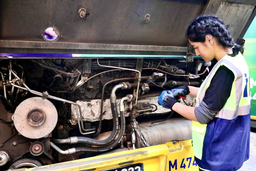 Kadınlar artık sadece direksiyon başında değil, otobüslerin kalbinde! İETT, kadınlara kapılarını sonuna kadar açıyor 2